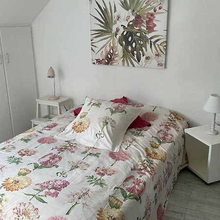 Le Cocon Rouge - Studio En Plein Centre Historique Lamballe Ngoại thất bức ảnh