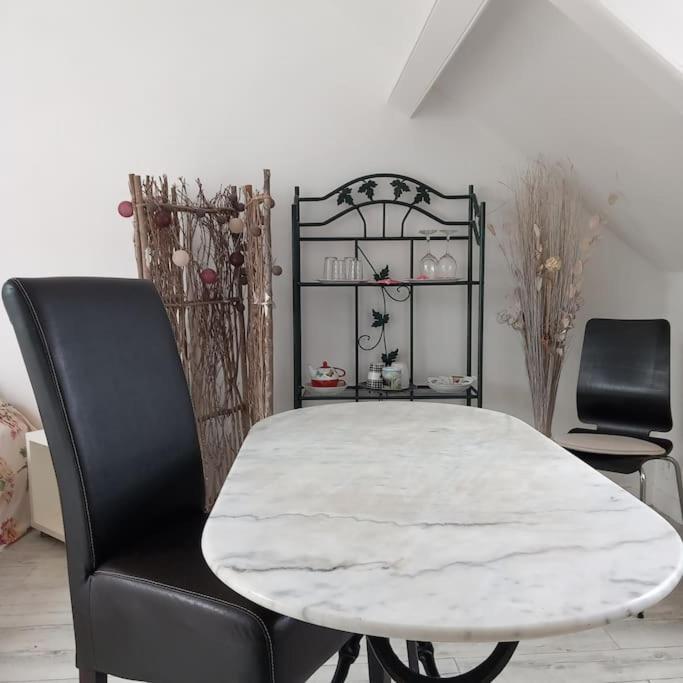 Le Cocon Rouge - Studio En Plein Centre Historique Lamballe Ngoại thất bức ảnh