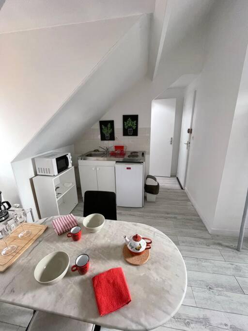 Le Cocon Rouge - Studio En Plein Centre Historique Lamballe Ngoại thất bức ảnh