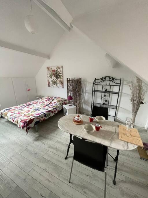 Le Cocon Rouge - Studio En Plein Centre Historique Lamballe Ngoại thất bức ảnh