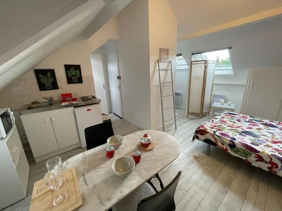 Le Cocon Rouge - Studio En Plein Centre Historique Lamballe Ngoại thất bức ảnh