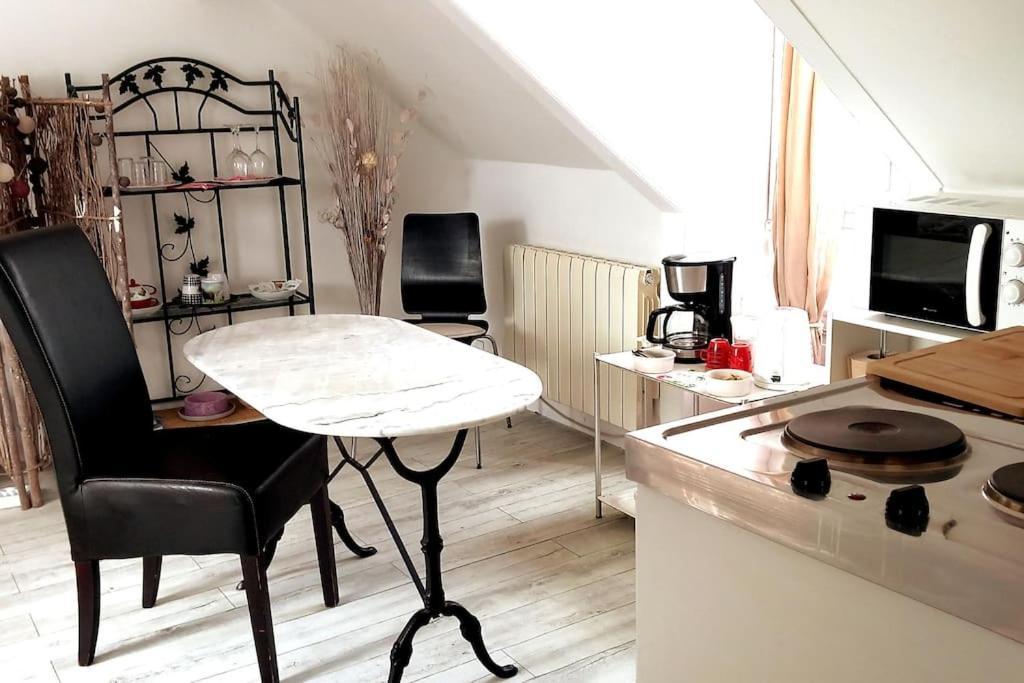Le Cocon Rouge - Studio En Plein Centre Historique Lamballe Ngoại thất bức ảnh